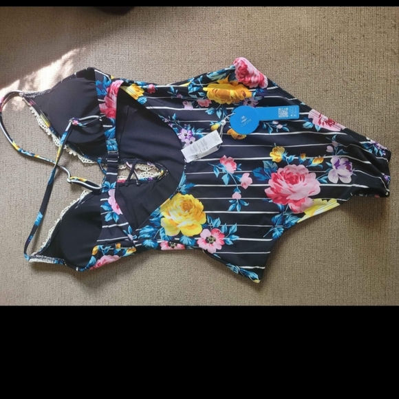 Cupshe swimsuit - Picture 2 of 2